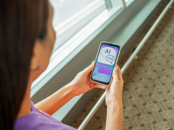 Chatbot AI per hotel che risponde alle richieste ospiti in tempo reale Chatbot AI per hotel che risponde alle richieste ospiti in tempo reale
