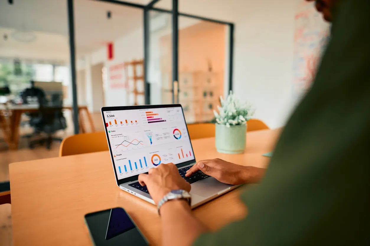 Team digitale che lavora su contenuti AEO e GEO per aziende premium Team digitale che lavora su contenuti AEO e GEO per aziende premium