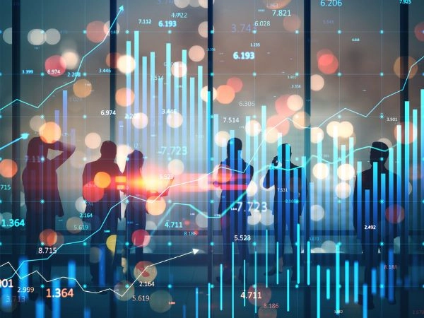 Professionisti aziendali che analizzano i dati finanziari con grafici e diagrammi sovrapposti in un ambiente d’ufficio moderno. Professionisti aziendali che analizzano i dati finanziari con grafici e diagrammi sovrapposti in un ambiente d'ufficio moderno.