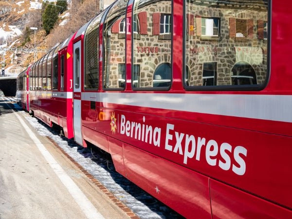 Trenino Rosso del Bernina spettacolare ferrovia panoramica alpina tra ghiacciai laghi montagne e paesaggi mozzafiato. Trenino Rosso del Bernina spettacolare ferrovia panoramica alpina tra ghiacciai laghi montagne e paesaggi mozzafiato.