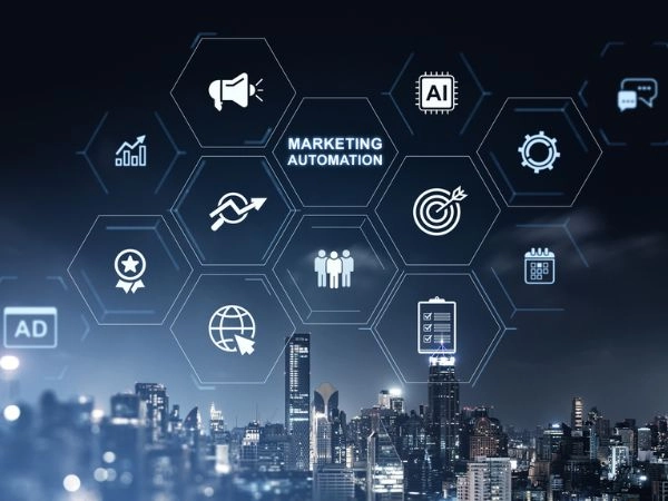 Icone di automazione del marketing sullo skyline urbano moderno di notte per concept di business digitale e tema innovazione tecnologica. Icone di automazione del marketing sullo skyline urbano moderno di notte per concept di business digitale e tema innovazione tecnologica.