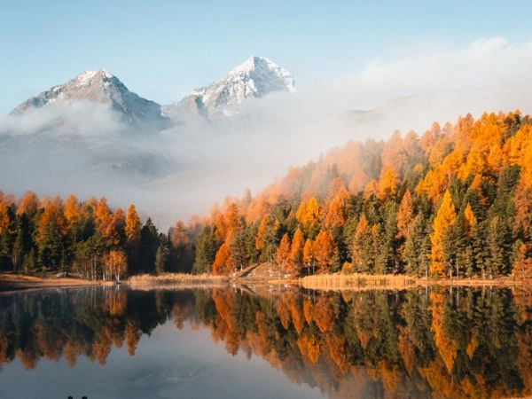 Alpi dell’Engadina montagne spettacolari tra laghi alpini natura incontaminata e panorami mozzafiato unici. Alpi dell'Engadina montagne spettacolari tra laghi alpini natura incontaminata e panorami mozzafiato unici.