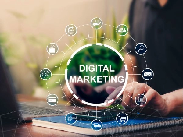 Digital Marketing, ottimizzazione dei motori di ricerca, SEO, SMM, pubblicità video, sullo schermo virtuale. Digital Marketing, ottimizzazione dei motori di ricerca, SEO, SMM, pubblicità video, sullo schermo virtuale.