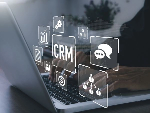 SEO, advertising, CRM, email marketing e analytics devono dialogare.