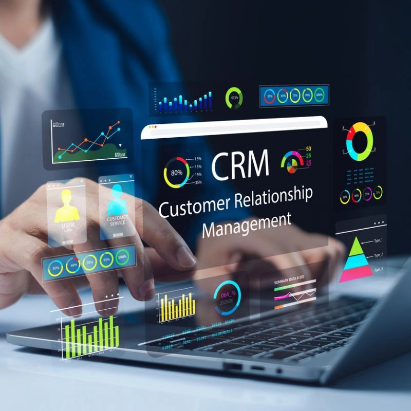 CRM strategie di relazione, dati olografici visibili relativi alla gestione delle relazioni con i clienti. CRM strategie di relazione, dati olografici visibili relativi alla gestione delle relazioni con i clienti.